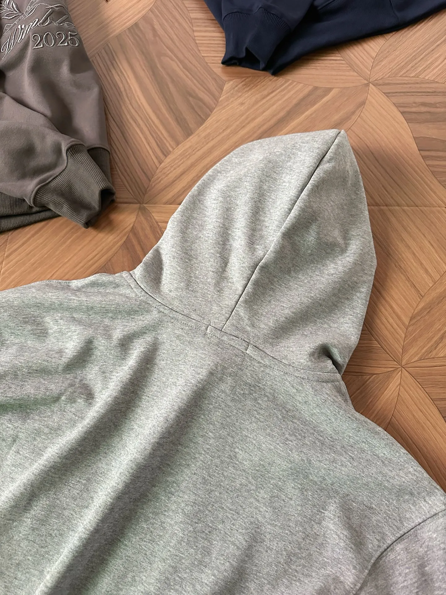 P230 Style No.: RL022] RalphLauren/Ralph Lauren 2025 new large-scale embroidered hooded sweatshirt for autumn and winter. Ralph Lauren's age-reducing item. The coat fabric is made of 60% cotton➕40% polyester. It not only retains the softness, comfort and breathability of cotton, but also adds the wear resistance and wrinkle resistance of polyester fiber, making the clothes more durable and easy to care for. Even in slightly cooler weather, you won't feel stuffy when wearing it. This kind of fabric has a natural crisp feel and is not easy to pill or deform. Hooded design effectively improves thermal insulation performance. The embroidery on the chest and the fabric are of the same color. The colors are full, three-dimensional and lifelike, adding a bit of liveliness and interest to the whole sweatshirt. There is no pressure to dress, regardless of age or gender. Complete accessories! Color: navy, black, floral gray Size: S-xL S shoulder width 53 bust 110 length 67 sleeve length 58 M shoulder width 54 bust 114 length 69 sleeve length 59 L shoulder width 55 bust 118 length 71 sleeve length 60 xL shoulder width 56 bust 122 length 73 sleeve length 61